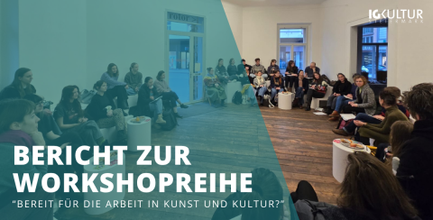 Große Gruppe Jugendlicher sitzt im Workshopraum des rotor und verfolgt einen Vortrag.